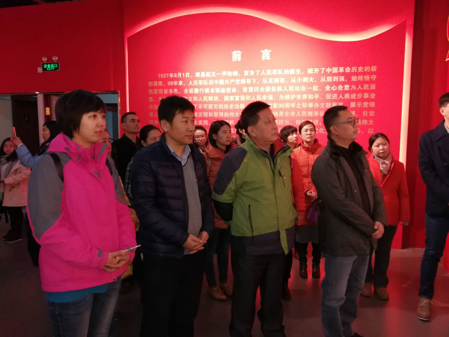 党员同志们认真倾听讲解